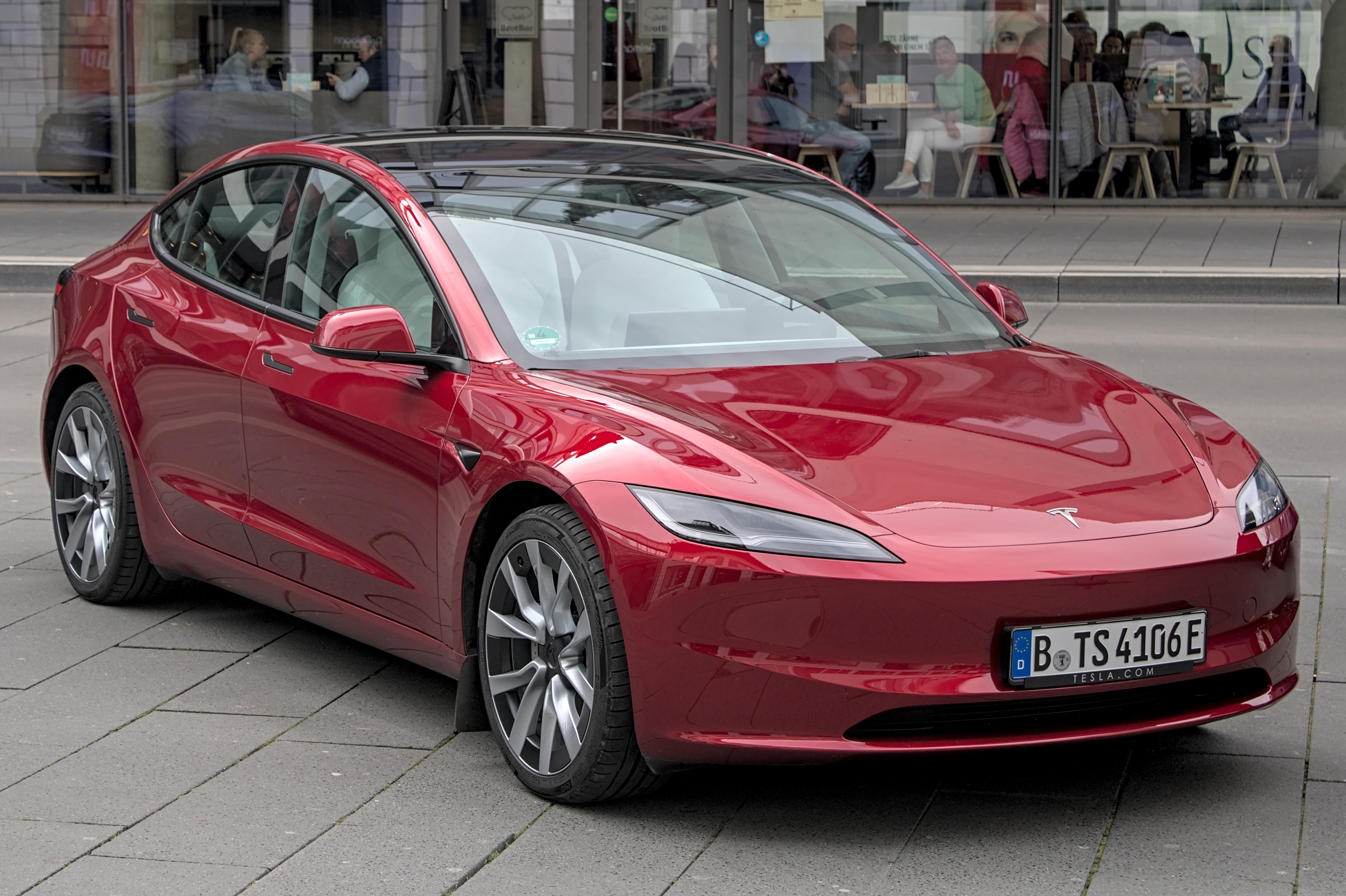 Tesla Model 3, elektrický sedan